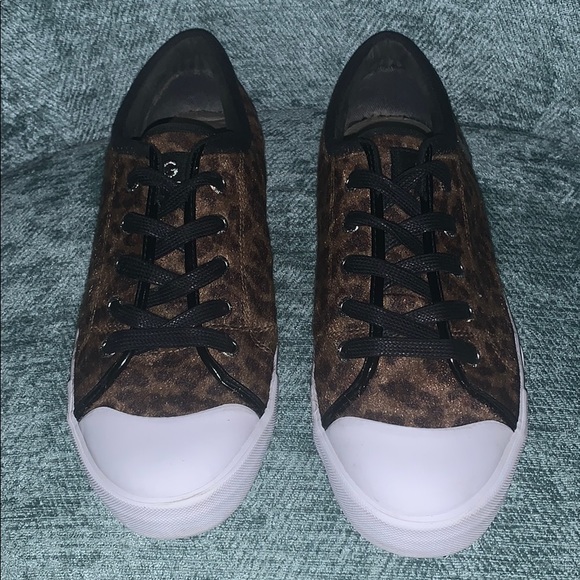 🔥 END OF SUMMER SALE PRICE $16🔥
 G By Guess Sneakers - Picture 3 of 8